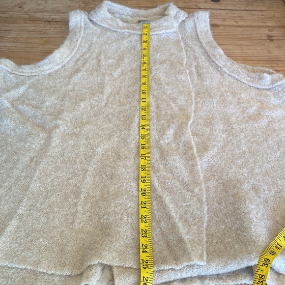 ✌️LIKE NEW ‼️ FREE PEOPLE ALPACA CAPE‼️ - Picture 13 of 16